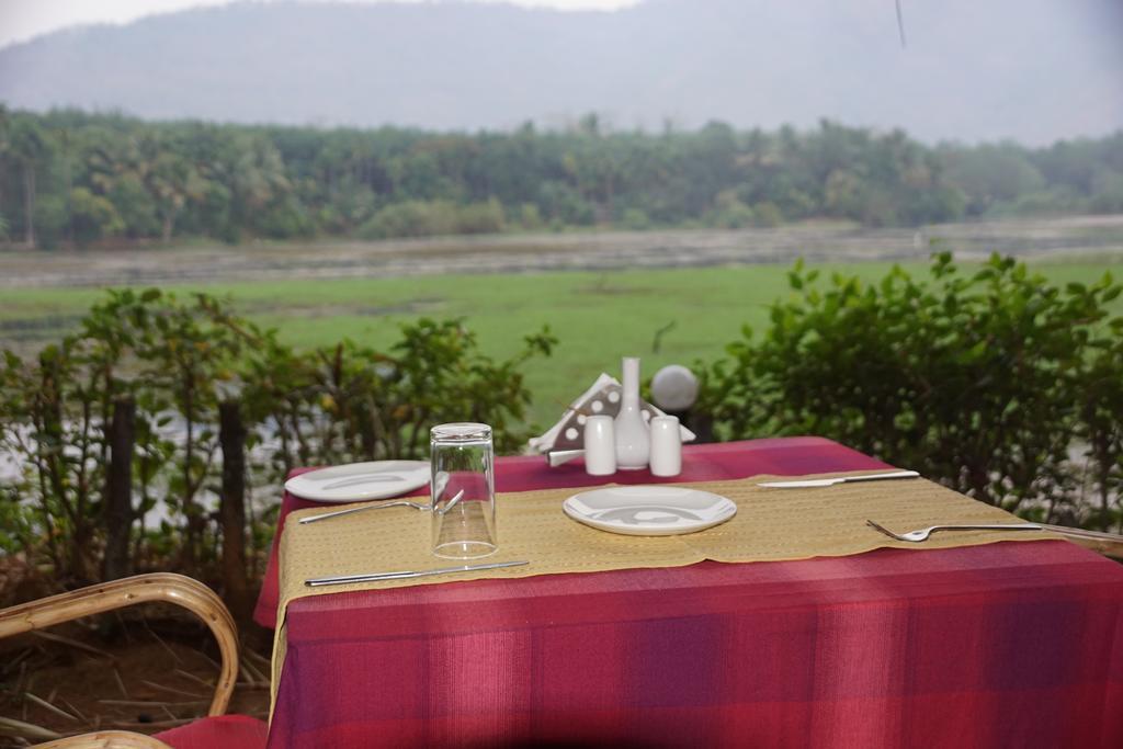 Soma Birds Lagoon Hotel Kotamangalam Eksteriør billede
