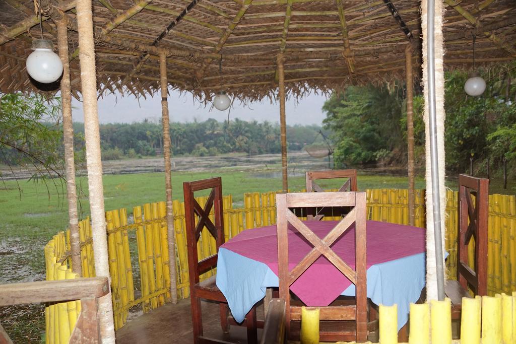 Soma Birds Lagoon Hotel Kotamangalam Eksteriør billede